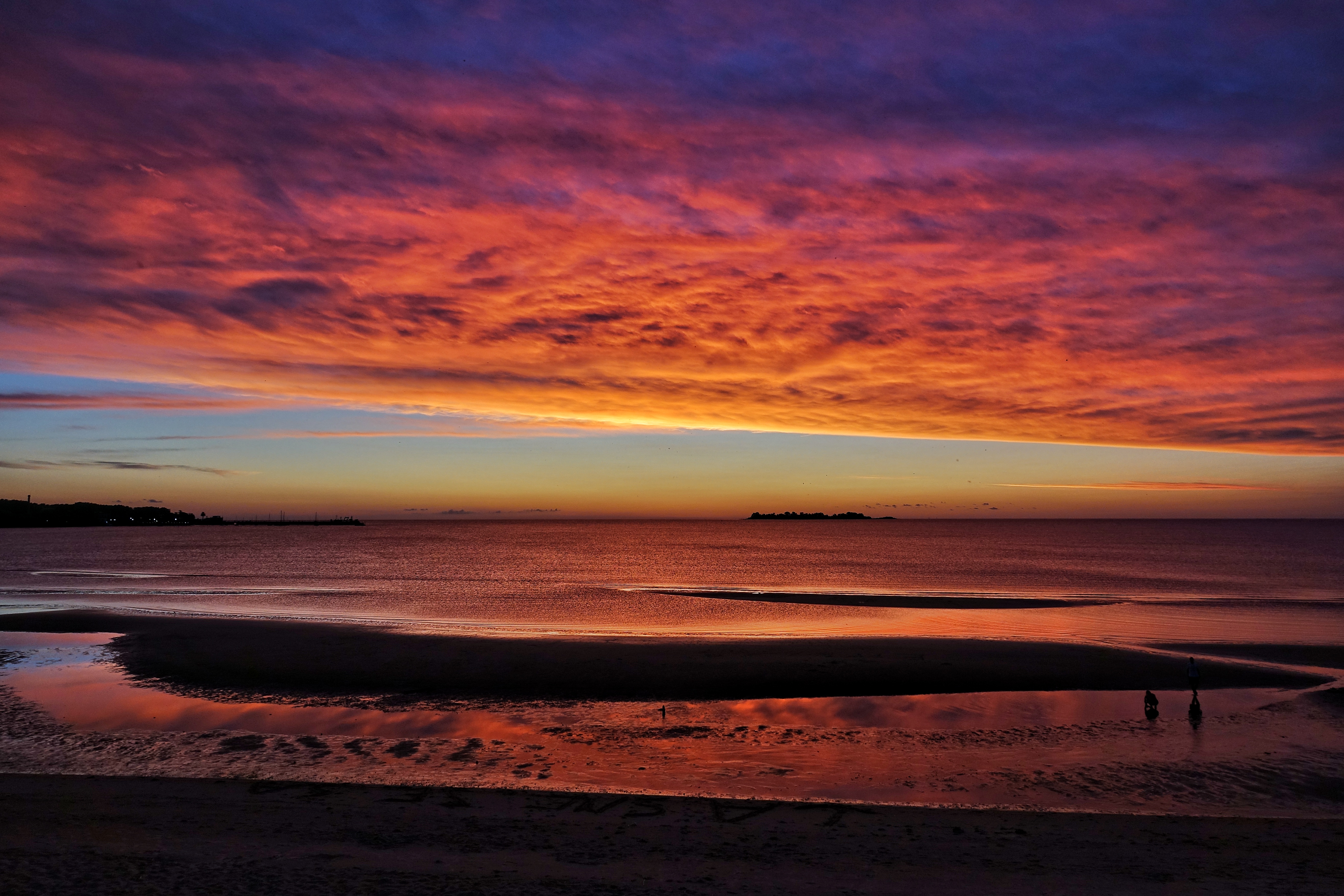 Coucher de soleil rouge sur la côte uruguayenne
